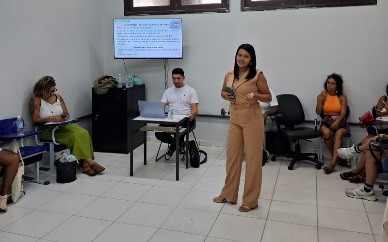 Vitória Pereira de Souza, aluna do curso de Licenciatura em Pedagogia Bilíngue, durante apresentação de sua pesquisa de Iniciação Científica no XIII COPENE